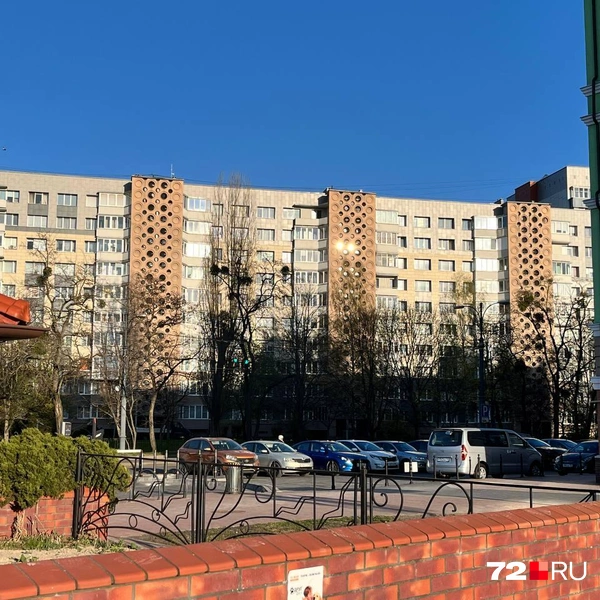 Старый советский многоквартирник удачно обновили, и теперь он не такой страшный. Рядом есть похожие дома, но в куда более плохом состоянии | Источник: Анатолий Кузнецов / 72.RU