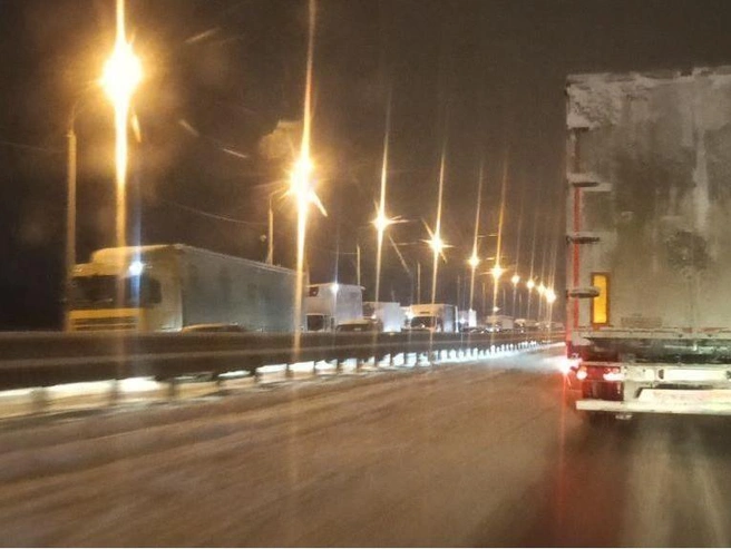 Многокилометровая колонна грузовых автомобилей стоит на подъезде к городу. | Источник: читатели V1.RU
