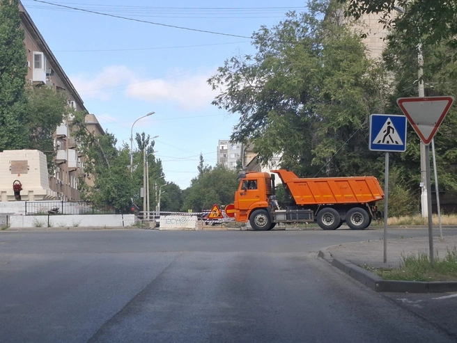 Из-за завершения плановых работ начались внеплановые, что привело к перекрытию дороги | Источник: читатели V1.RU