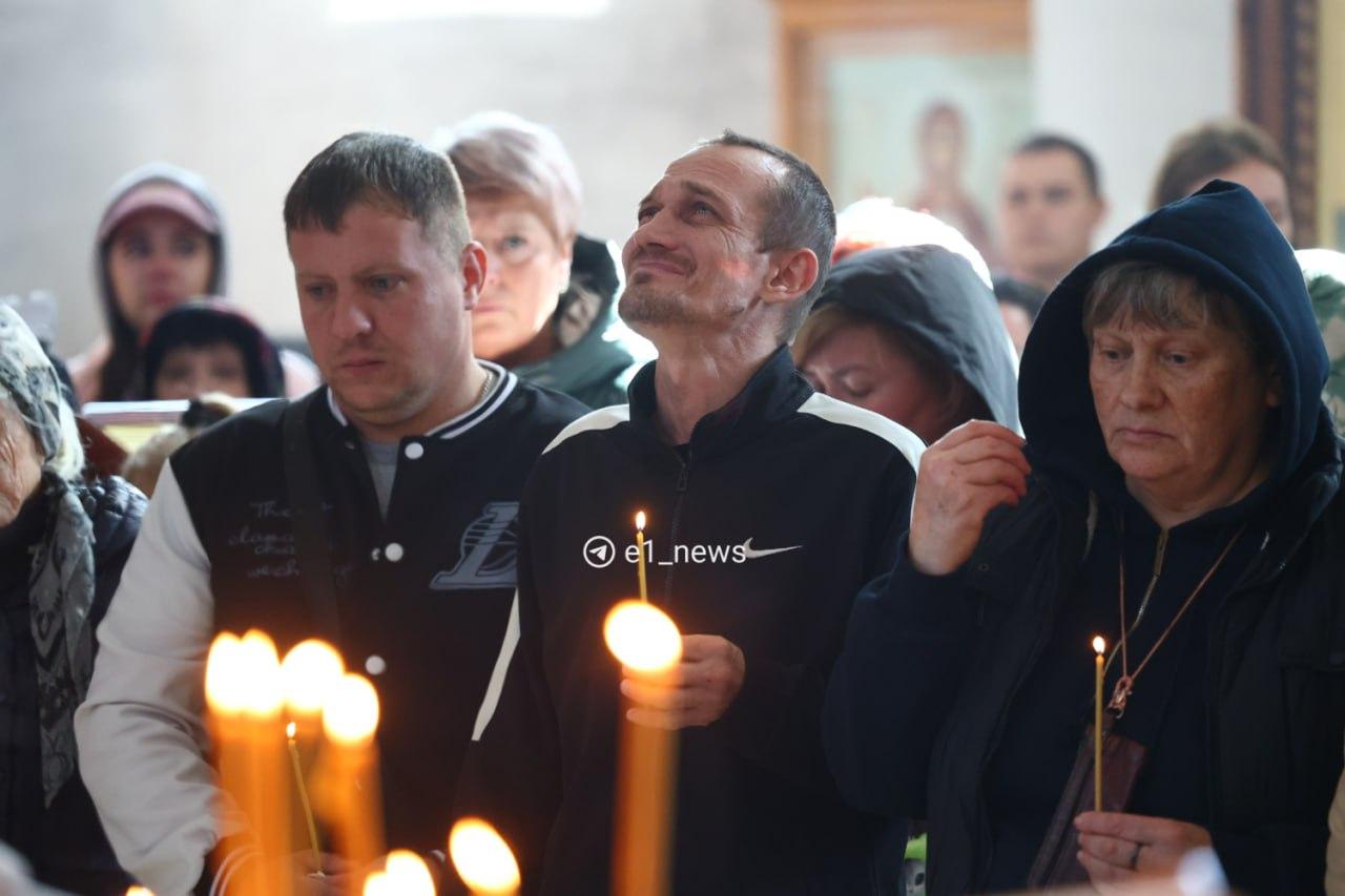 Маленький белый гроб завалили цветами. В Нижнем Тагиле простились с убитой школьницей