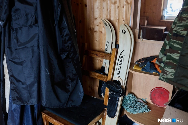 Передвигаются метеорологи на лыжах не только по полям, но и по площадке. Особенно ночью, когда вероятность оступиться на узкой вытоптанной тропинке и провалиться в нетронутый пухлый снег выше | Источник: Александр Ощепков / NGS.RU