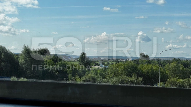 Из-за деревьев видно часть оставленного в аэропорту Перми для учений Ту-134 | Источник: Алексей Кожевников / 59.RU