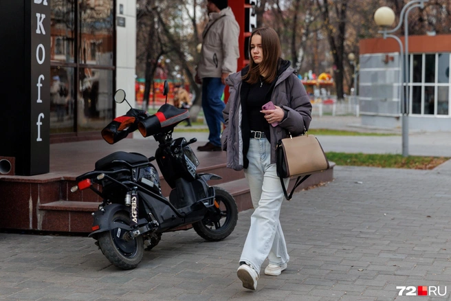 Джинсы — настоящая классика, которую хорошо подбирать как под деловые, так и под дерзкие образы | Источник: Ирина Шарова / 72.RU 