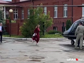 А вот и супруга премьер-министра спешит на борт | Источник: Андрей Бирюков / UFA1.RU