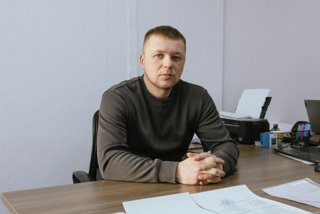 Главный инженер Денис Горбунов. Работает с самого основания компании. Ежедневно вносит значительный вклад в развитие и успех нашего предприятия. Принимает взвешенные решения и эффективно управляет производственными процессами. У него в подчинении находится команда линейных и аварийных электромехаников, инженеров, снабжение. | Источник: Ксения Зимина