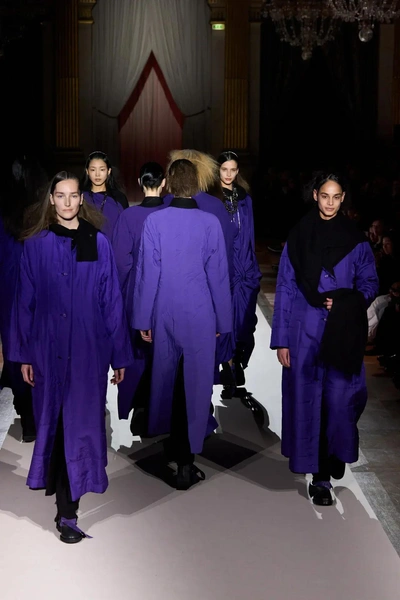 Yohji Yamamoto, осень 2025: пальто-головоломки и сеанс групповой медитации | marieclaire.kz