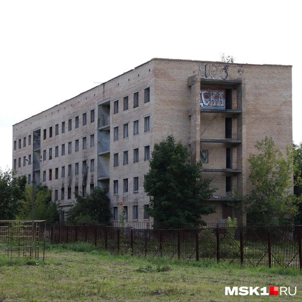 Заброшенное общежитие, где нашли тело 12-летнего подростка, находится меньше чем в пяти минутах ходьбы от его дома | Источник: Татьяна Спиридонова / MSK1.RU
