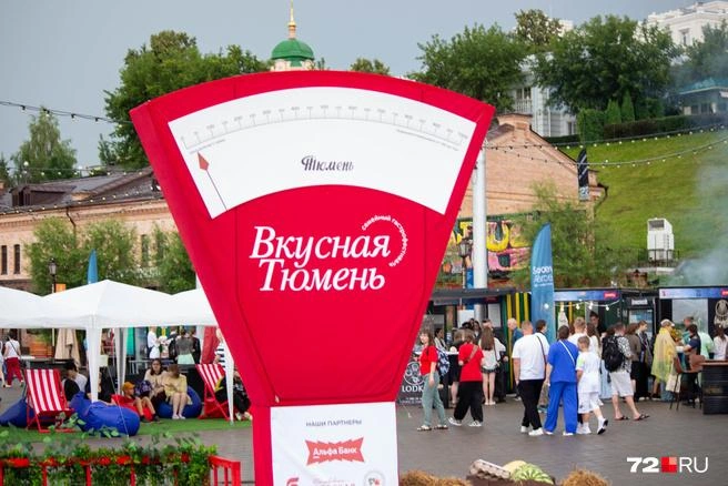 На набережной поставили арт-объект&nbsp;— знаменитые тюменские весы | Источник: Павел Красотник
