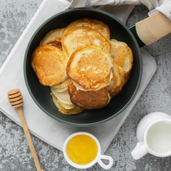 Вкусно, как у бабушки: пышные яблочные оладьи на сметане