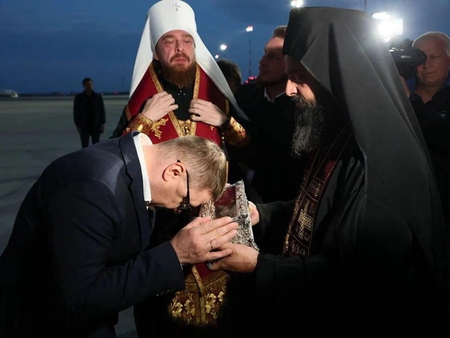 Алексей Текслер встретил святыню со всем почтением | Источник: пресс-служба губернатора Челябинской области