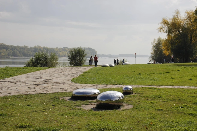 Арт-объекты в виде металлических камней вполне функциональны&nbsp;— на них можно присесть, как на лавочку | Источник: Стас Соколов / NGS.RU