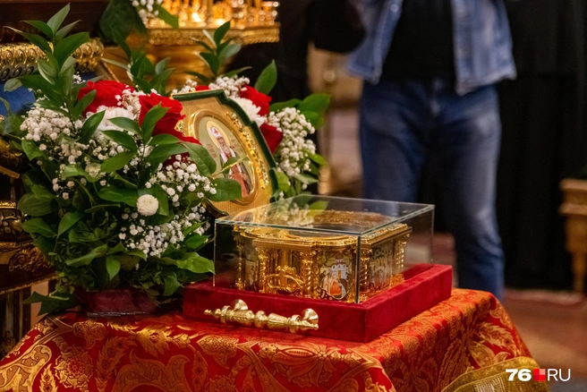Мощи святителя Тихона стояли в центре храма | Источник: Кирилл Поверинов / 76.RU