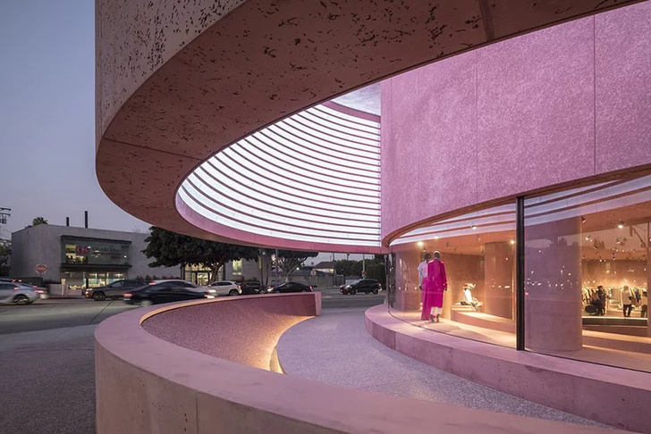 Розовая пристройка к Beverly Center по проекту Дэвида Аджайе (фото 3)