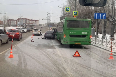 Столкновение автобуса и машин парализовало движение в Тюмени