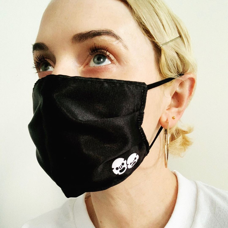 +1 рецепт красоты во время пандемии: сатиновая защитная маска