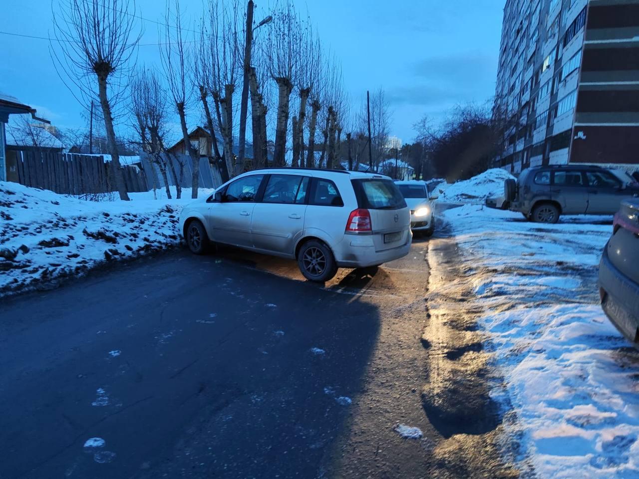 В Екатеринбурге машина без водителя выкатилась на дорогу и перегородила  проезд - 12 марта 2024 - Е1.ру