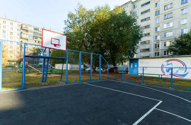 Во дворе дома по улице Агалакова обновили спортивную площадку | Источник: Олег Каргаполов