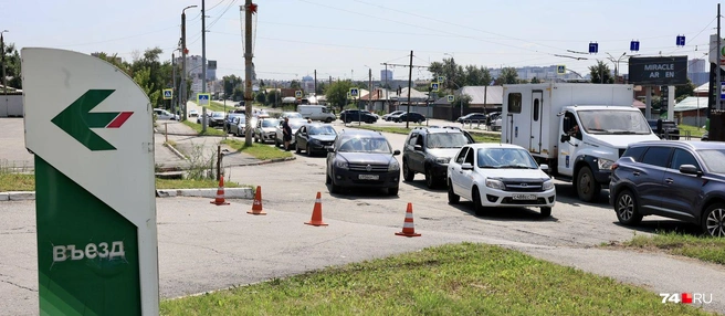 Если в предыдущие недели при закрытии АЗС автомобилисты отправлялись искать работающую, то сейчас встают в очередь в ожидании, когда появится топливо | Источник: Михаил Шилкин