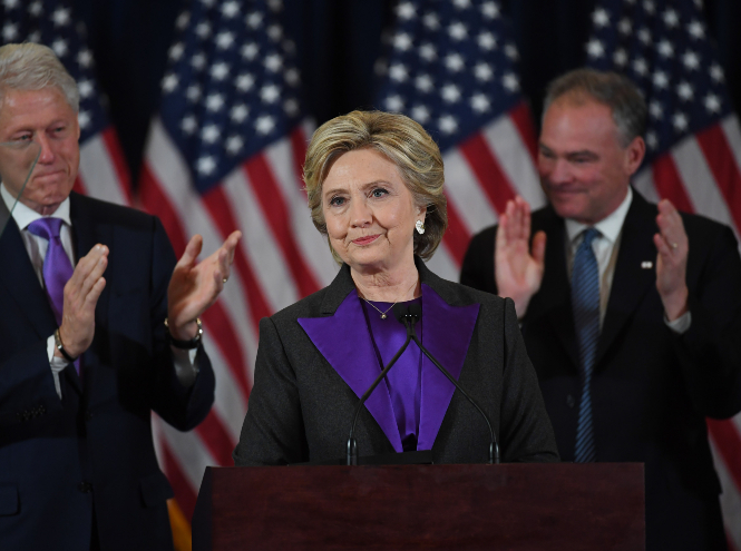 Брючные костюмы и яркие цвета: модные победы Хиллари Клинтон