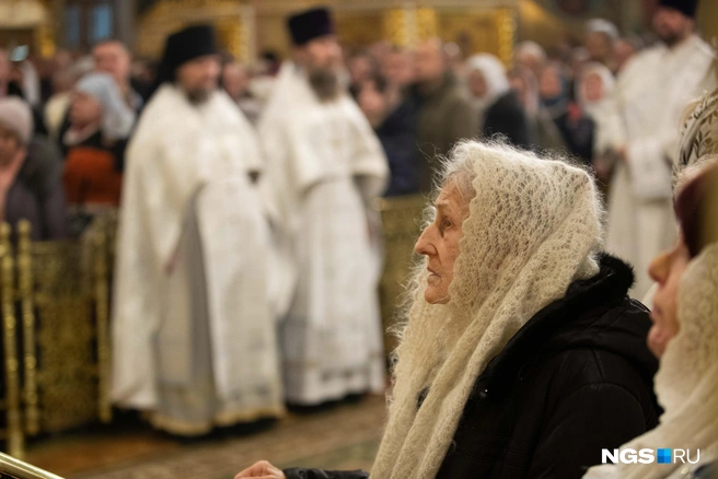На богослужение пришли новосибирцы разных возрастов | Источник: Андрей Бортко / NGS.RU