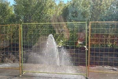 Фонтан воды на Немировича-Данченко из-за дефекта трубы