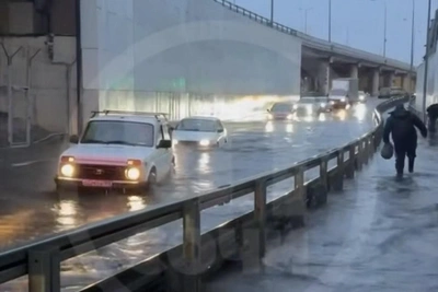Дождь парализовал движение у вокзала в Адлере
