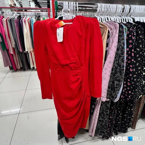 В магазине много похожих вариантов | Источник: Настасья Медведева / NGS.RU