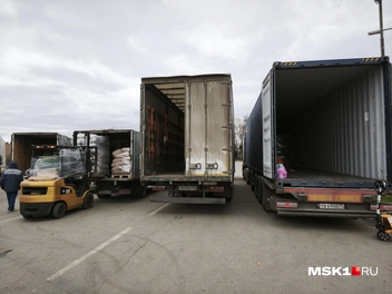 Груз перегружают в небольшие «Газели» | Источник: Михаил Мечев / MSK1.RU