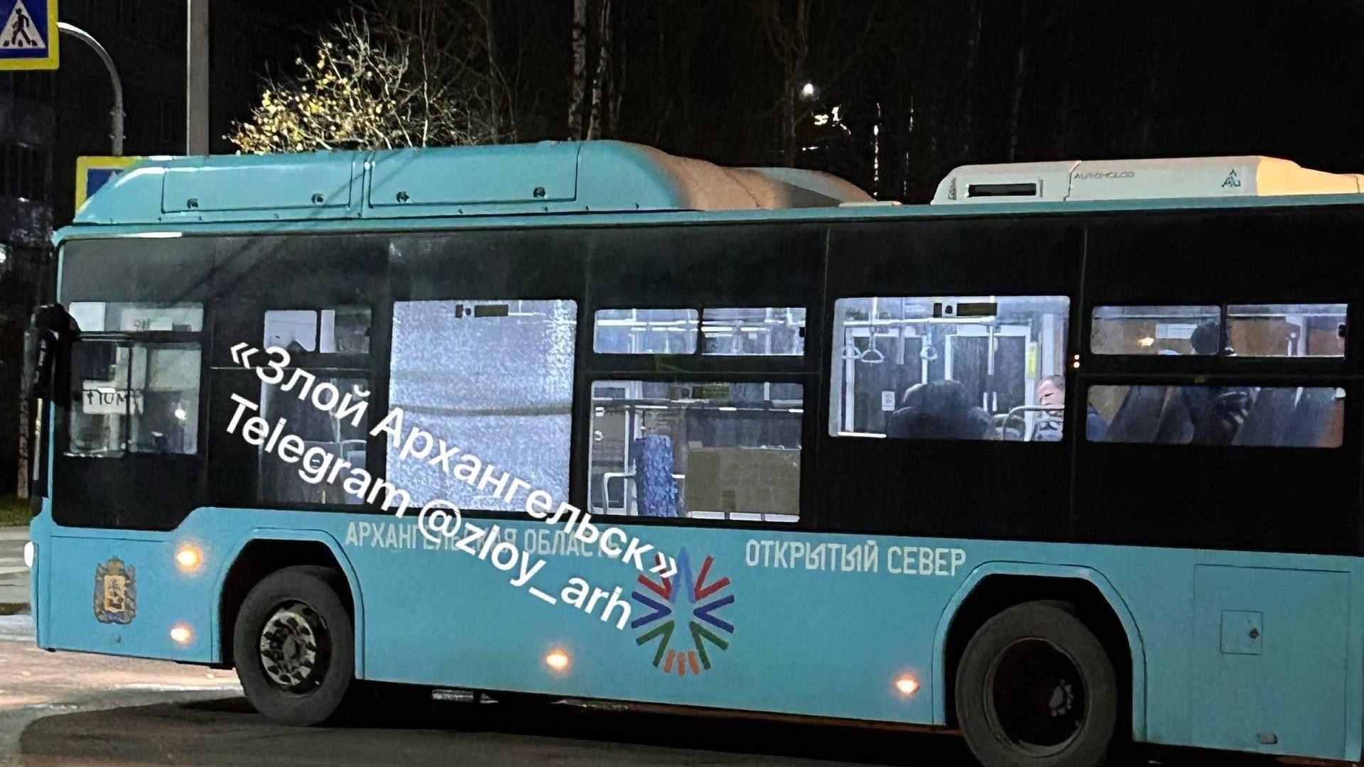 Неизвестные стреляли по автобусу в Архангельске