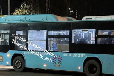 В Архангельске обстреляли автобус пневматикой