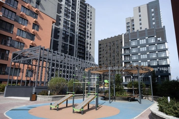 Просторные беседки, цветники и зеленые зоны украшают дворы | Источник: Евгений Шаров