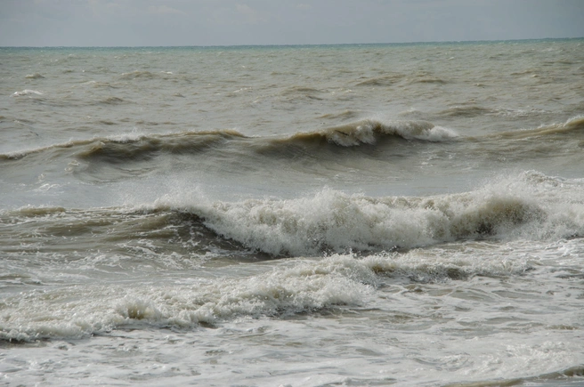 Черное море у берегов Сочи показало свой суровый нрав, разыгравшись в шторм после теплого начала октября | Источник: Оксана Витязь / SOCHI1.RU