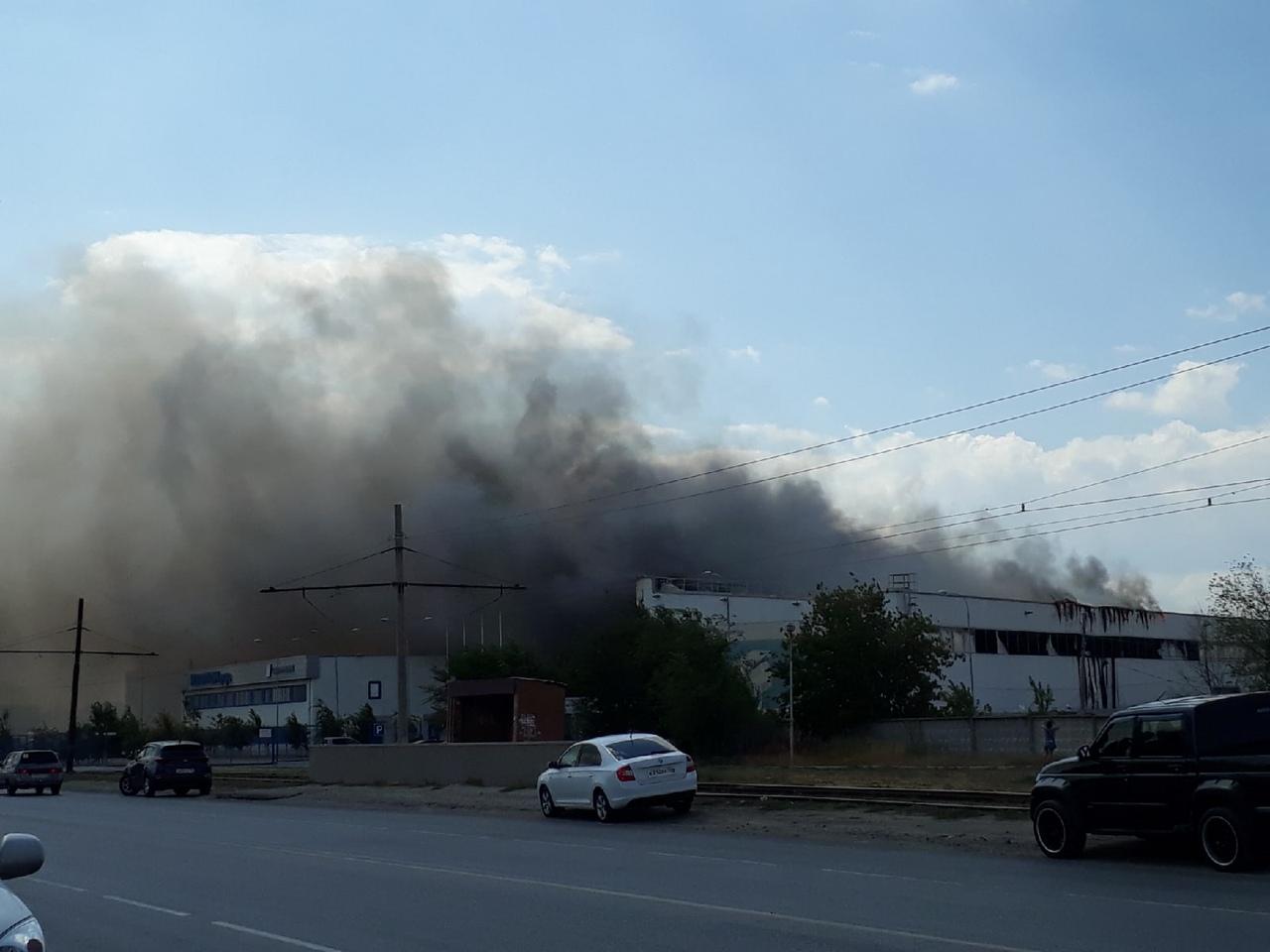 Волгоградская город волжский новости. Горит завод в Волгограде. Завод в Волжском темный дым.