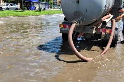 Городские службы откачивают дождевую воду с улиц