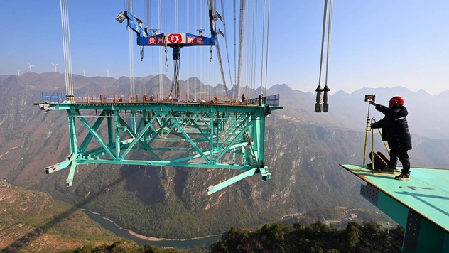 Как выглядит самый высокий мост в мире, который откроют в Китае летом 2025 года