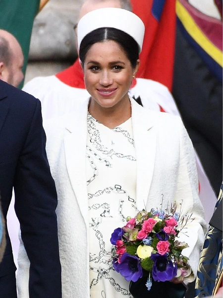 2019Для первого официального появления на службе в Вестминстерском аббатстве Меган выбрала строгую белую шляпку в стиле Жаклин Кеннеди.