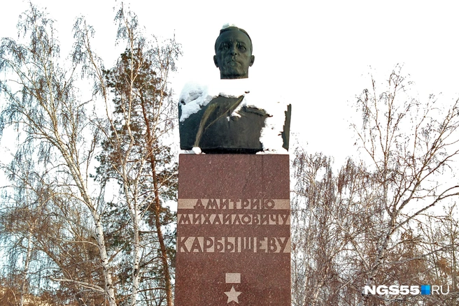 Память о генерале Карбышеве в современной России охраняют очень энергично. Многие считают, что шутки здесь недопустимы | Источник: Ангелина Рунова