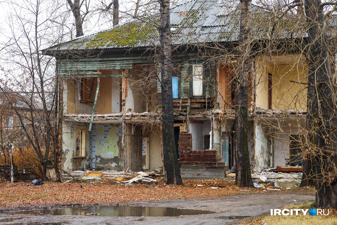 Одна из двухэтажек на Напольной уже давно стоит без торцевой стены | Источник: Ксения Филимонова / «ИрСити»