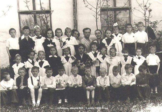 Ученики школы № 9 в Рязани на улице Электрозаводской. 1957 год | Источник: Архив Владимира Михеева / pastvu.com
