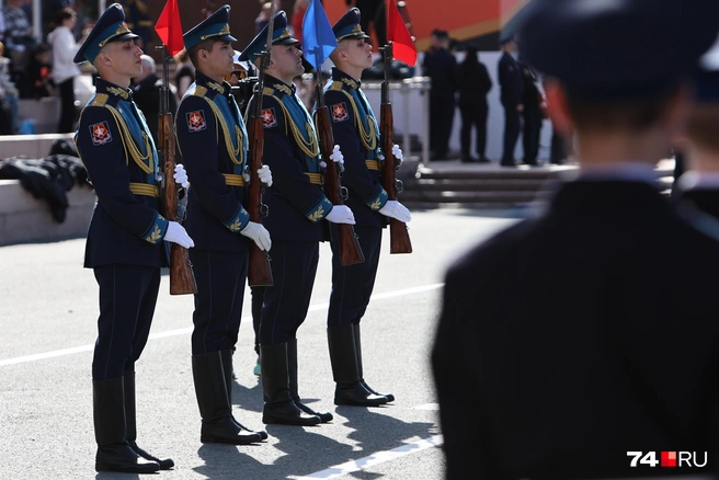 Несмотря на жару, военные чеканили шаг и держали выправку | Источник: Наталья Лапцевич
