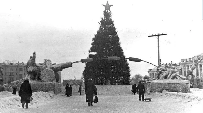 А это уже 1942-й. Елка военного времени | Источник: Pastvu.com