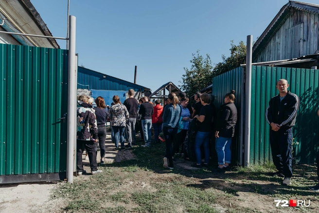 Проститься с Дмитрием приехали родственники, друзья и даже жены его сослуживцев | Источник: Ирина Шарова / 72.RU