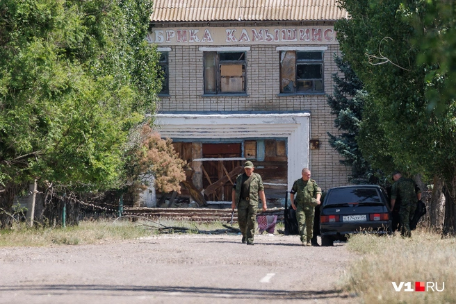 Патрули на месте происшествия находились даже спустя несколько дней после стрельбы | Источник: Алексей Волхонский / V1.RU