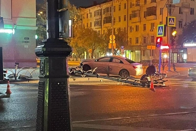 Mercedes в центре Тюмени снес ограждение и столб