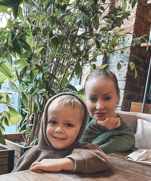 Жанна Владимировна давно отошла от светской суеты и посвятила себя родным людям