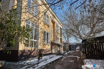 Квартиры на первом этаже принадлежат Руслану Коноваленко, соседки со второго этажа продавать свои квартиры не планируют | Источник: Александр Ощепков / NGS.RU