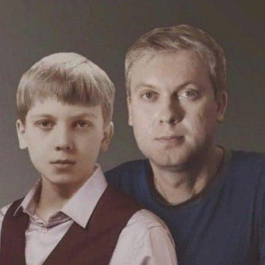 А вот каким будущий «уральский пельмень» был в первом классе, сравните со взрослым Светлаковым! | Источник: ssvetlakov / Instagram (экстремистская организация, деятельность запрещена на территории РФ)