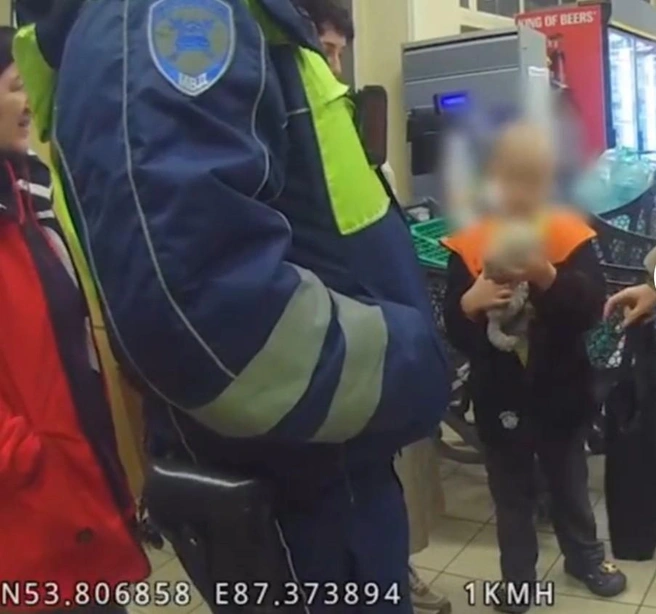 Патрульные быстро прибыли и усадили замерзшего ребенка в служебный автомобиль | Источник: полиция Кузбасса