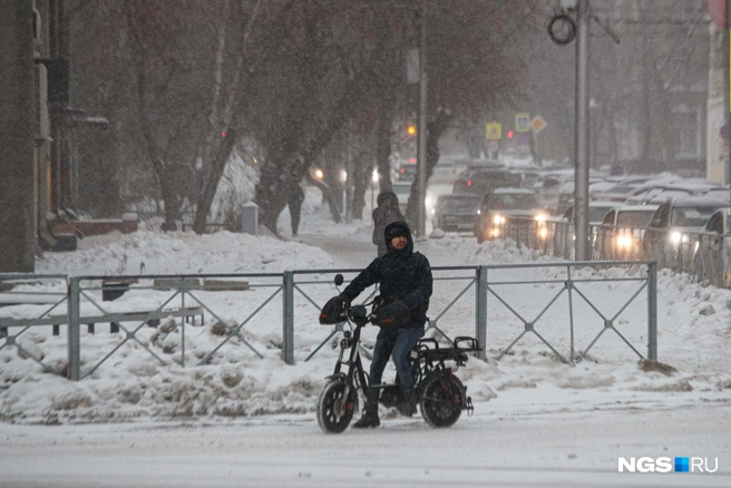 Помимо метели в городе наблюдается гололедица | Источник: Андрей Бортко / NGS.RU