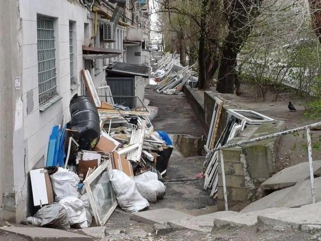 Демонтированные оконные рамы и стеклопакеты сложили прямо у входа в подъезды. | Источник: читатели V1.RU
